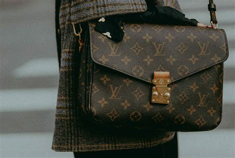 hoe herken je een echte louis vuitton|Neppe Louis Vuitton herkennen (5 simpele Manieren) .